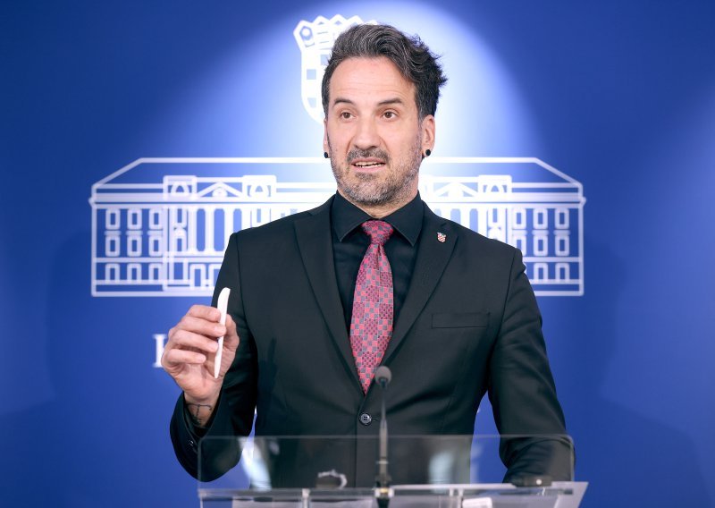 Miletić: U taksi sektoru vladaju mafija i duboka država