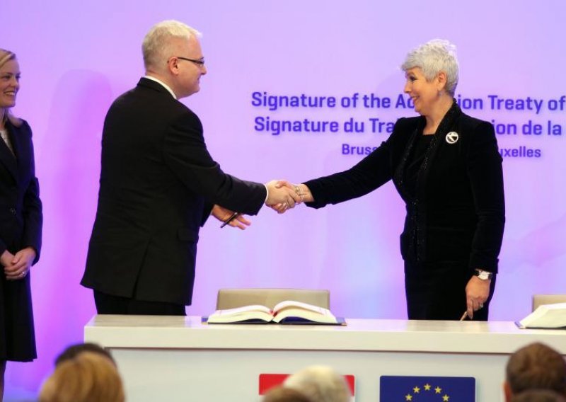 News agencies report on signing of Croatia's EU Accession Treaty