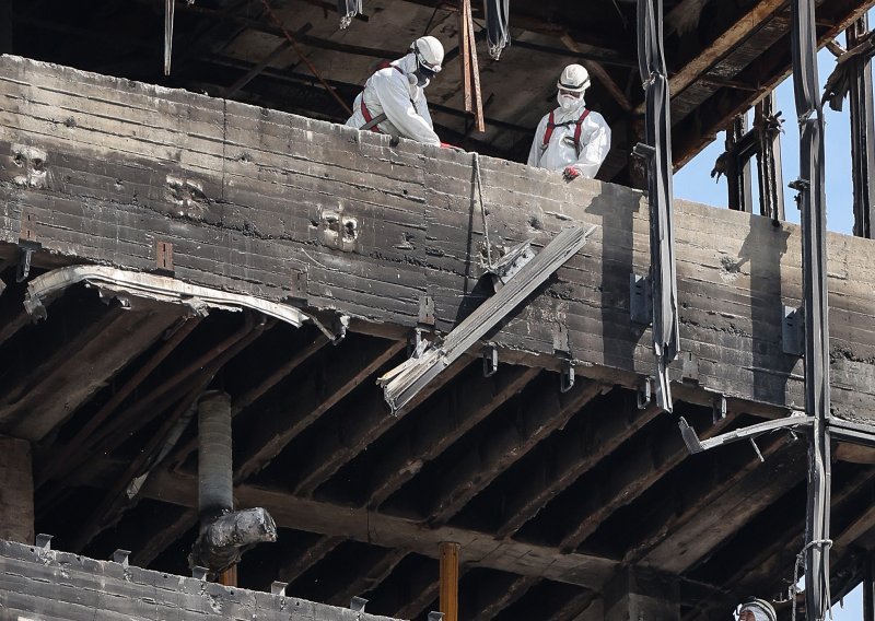 Ljudi u bijelim odijelima okupirali Vjesnik: Otišli su na kat s azbestom