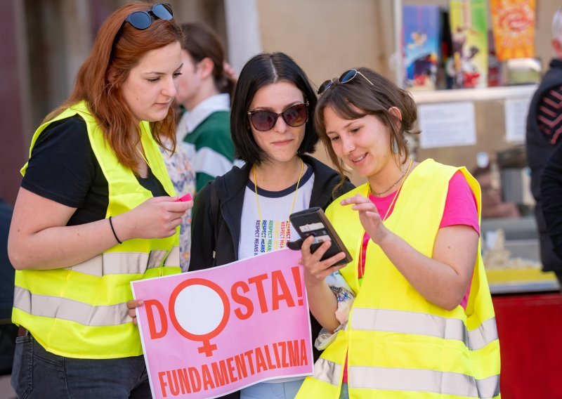 Izvješće: U RH ugrožena sloboda izražavanja, pristup pobačaju ograničen