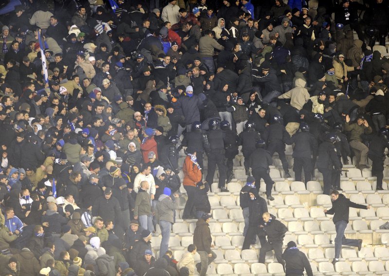 Puštena snimka napada BBB-a na policajce