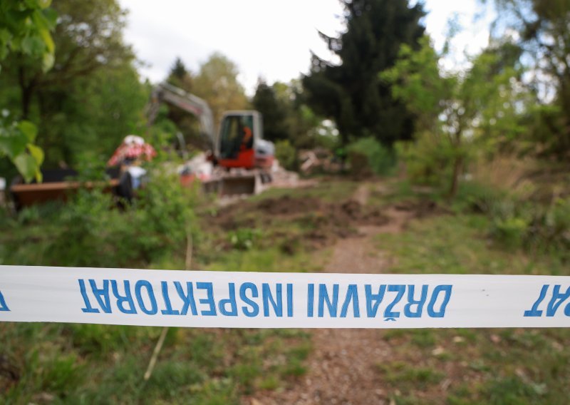 FOTO Bageri u akciji: Ruše se bespravne vikendice uz Varaždinsko jezero