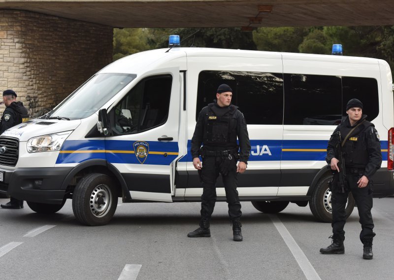 Drama u Osijeku: Policija evakuirala trgovački centar, dojava o bombi je bila lažna