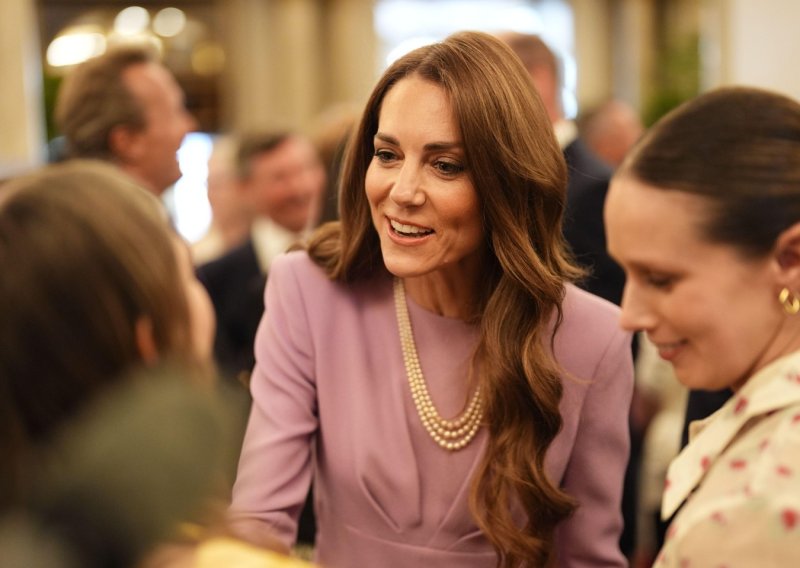 Kate Middleton iznenadila toplom gestom: Bivšeg policajca utješila je zagrljajem