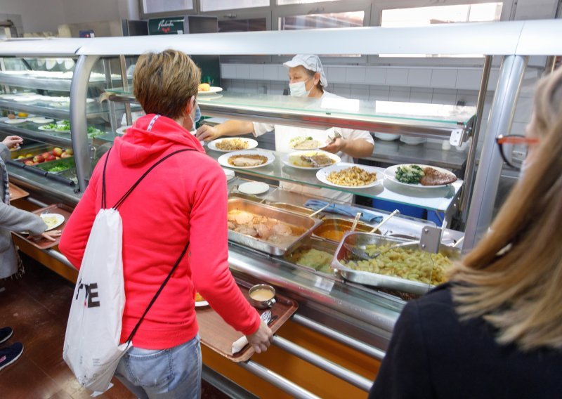 Studenti dva fakulteta mjesecima bez menze: 'Najbliža pekarnica udaljena je pola sata hoda'