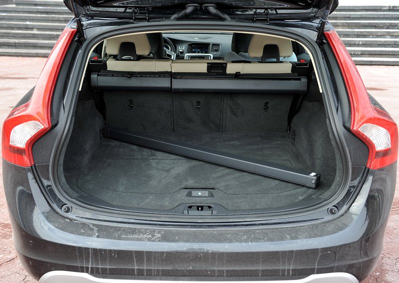 Usred noći čule neobične zvukove iz garaže: Policija otvorila prtljažnik i ostala zatečena