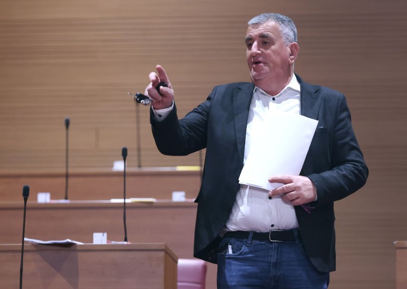 Bulj pisao ministarstvu: Sa županijom se sukobio oko nasipavanja otpada u Sinju