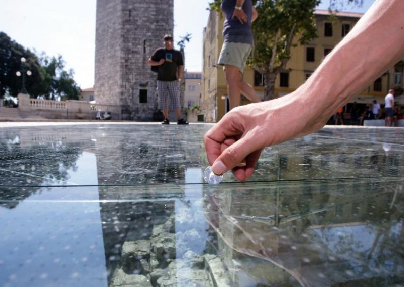 Turisti bacaju novac na arheološke iskopine