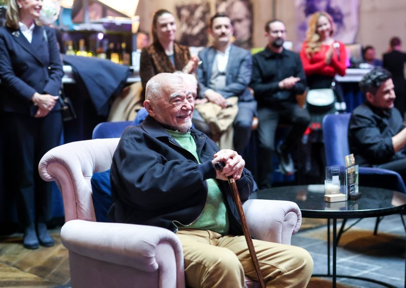 Bivši predsjednik Mesić: 'Državni vrh tolerira relativizaciju NDH'