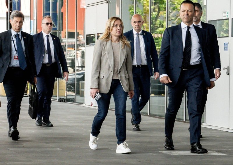 Cipele ostavite u ormaru: Giorgia Meloni pokazala je da su bijele tenisice hit proljeća