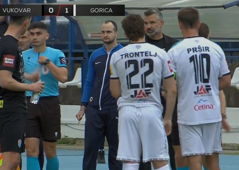 Pogledajte još jednu maratonsku VAR provjeru za penal u SHNL-u. Sudac je prvo dosudio faul u napadu...