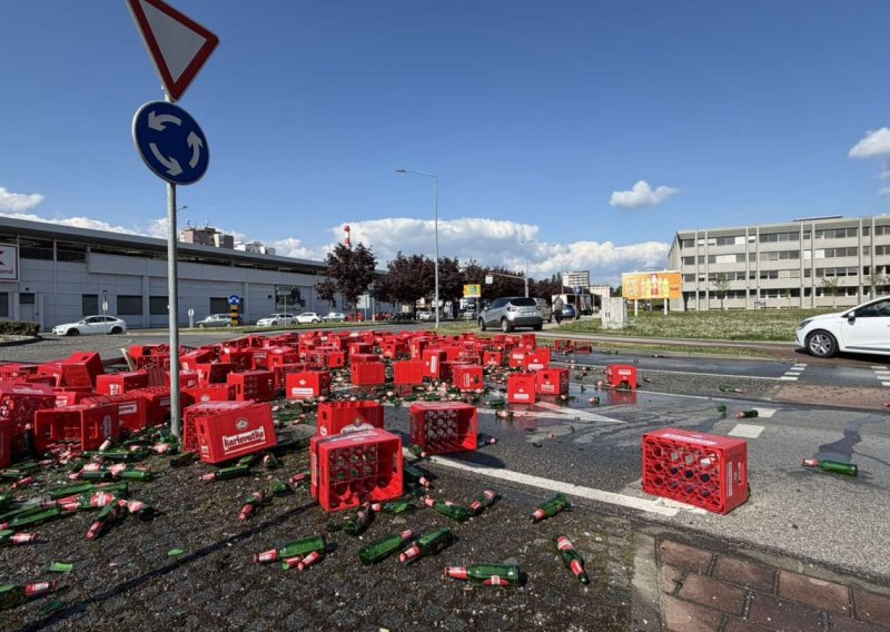 Nesvakidašnja scena u Karlovcu: S tegljača ispalo pivo, policija sprječavala da gajbe 'nestanu'