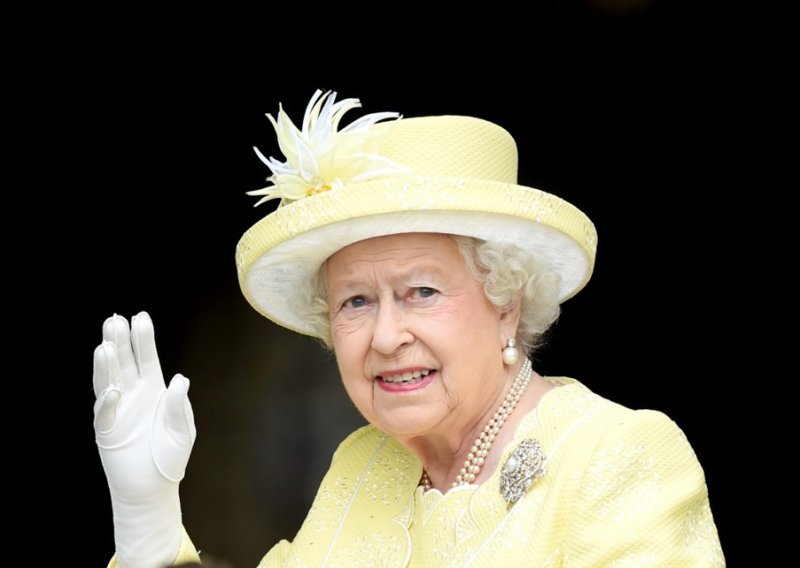 Iza najpoznatijeg modnog detalja kraljice Elizabete II. krije se zanimljiva priča