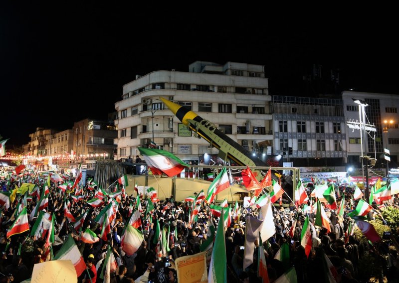 VIDEO Pogledajte ovaj prorežimski skup u Teheranu: Iran u masu dovukao balističke projektile