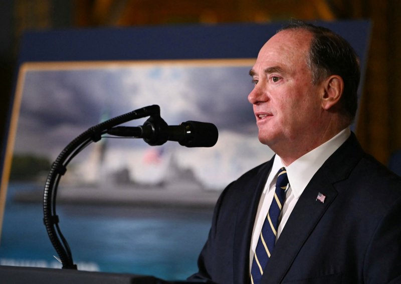 Novi šok u Washingtonu: Ministar mornarice napušta dužnost