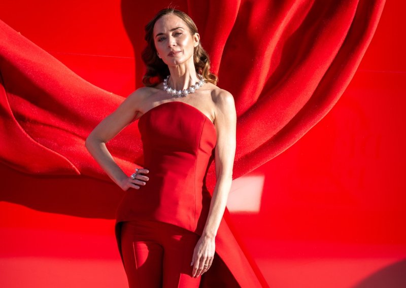 U upečatljivom crvenom izdanju, Emily Blunt privukla je sve poglede