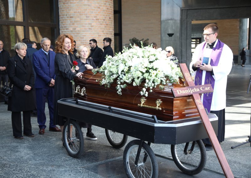 Obitelj i prijatelji na vječni počinak ispratili cijenjenu dizajnericu Danijelu Car: Pojavila se i bivša ministrica