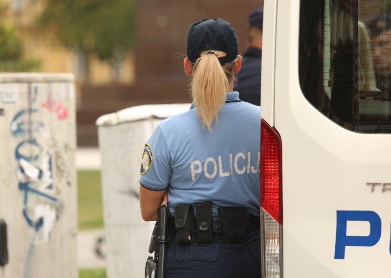 Dojave o bombama i u Karlovcu: Evakuirane škole