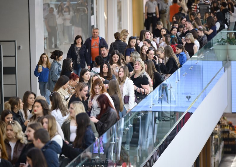 Zagrepčanke od jutra čekaju otvaranje Sephore, neke su u redu rješavale i zadaću, a donose im hranu i piće