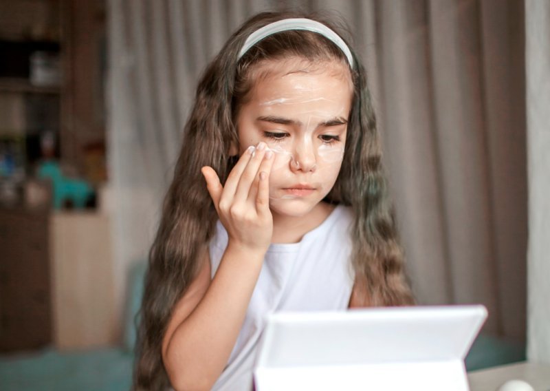 Sve mlađe djevojčice koriste anti-age kreme, stručnjakinja upozorava na posljedice