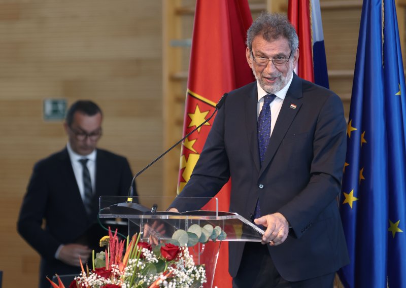 Dojave o bombama: Fuchs odgovorio na pitanje koje zanima sve učenike