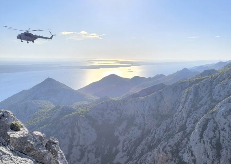 Helikopteri i HGSS spasili ozlijeđenu osobu s najviše stijene na Velebitu