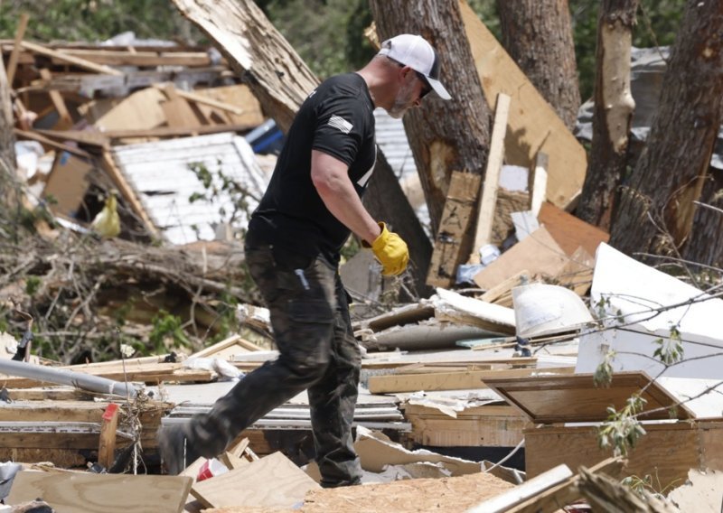 Tornado pogodio Oklahomu: Najmanje 10 ozlijeđenih, oštećena i zračna baza