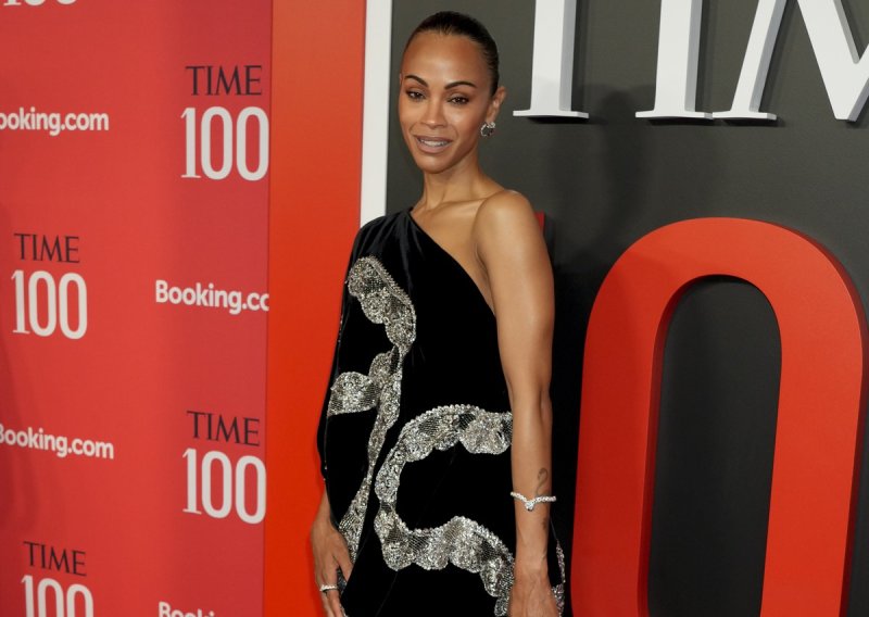 Ne zna se što je efektnije - haljina ili sandale: Slavna brineta pomela konkurenciju