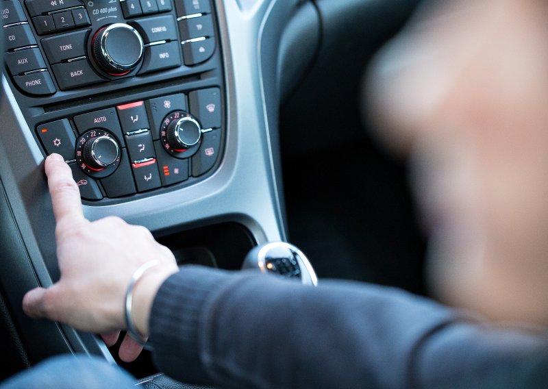 Klima u autu vam smrdi? Evo kako je očistiti i riješiti se problema u 15 minuta