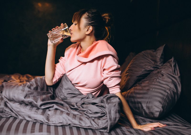 Idete na spavanje? Evo kad biste trebali popiti zadnju čašu vode