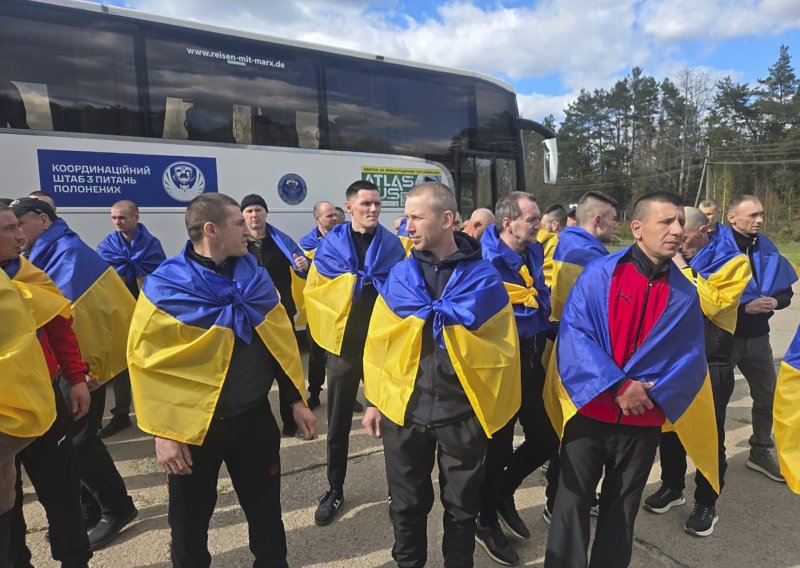 VIDEO Ukrajina i Rusija razmijenile zarobljenike: 'Nisam još svjestan, bio sam zatočen tri godine'
