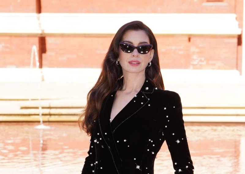 Beskrajno elegantna Anne Hathaway: Zablistala u moćnoj kreaciji s potpisom Armanija