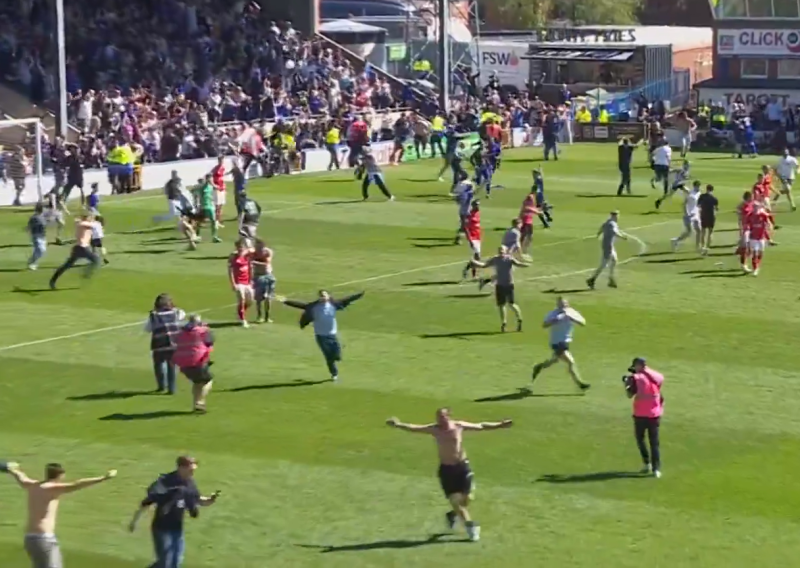 Čudesne scene u Engleskoj: Navijači utrčali na teren, a onda je gol u 103. minuti sve preokrenuo