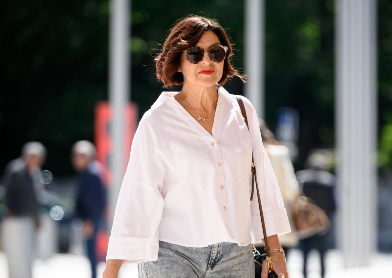 Ovako to u Šibeniku rade dame sa stilom: Široke traperice i bijela košulja nikad ne izlaze iz mode