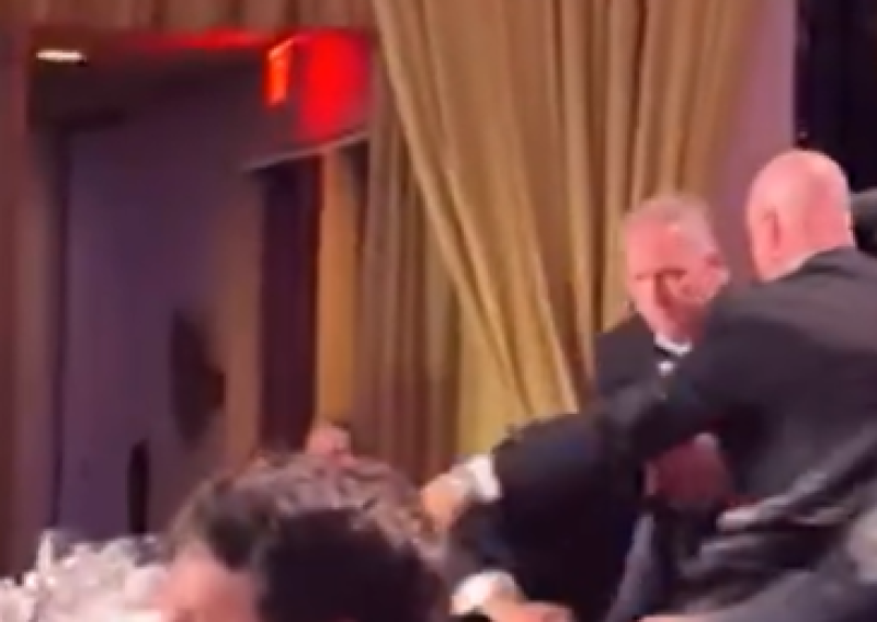 Pogledajte sekunde kaosa: Agenti upali na pozornicu, Trump pao