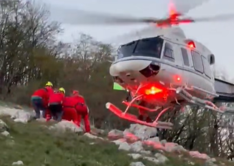 VIDEO Britanski paraglajder srušio se kod Tribalja, spašavali ga HGSS i helikopter MUP-a