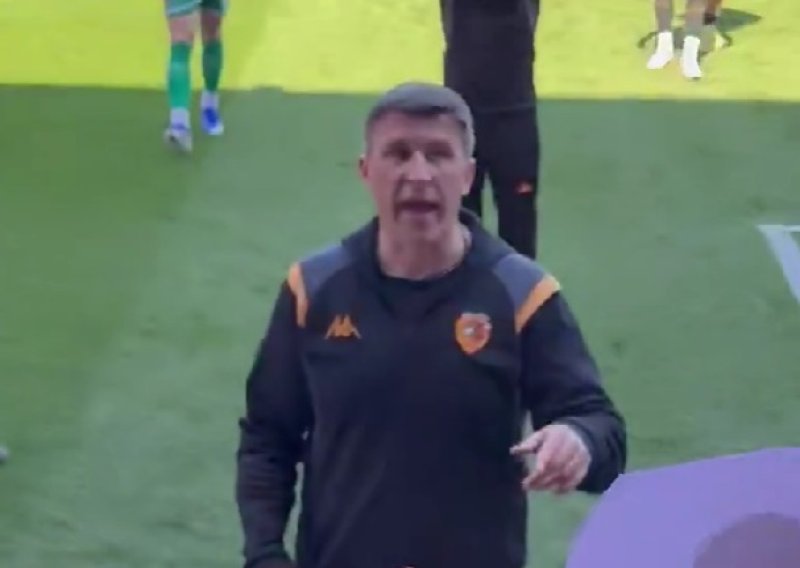 Pogledajte kako se Jakirović sukobio s navijačima nakon kiksa: 'Želite da odem?'