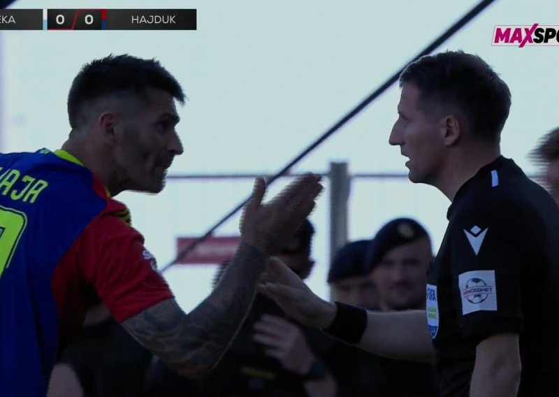 Pogledajte kako je Livaja poludio na pomoćnog suca: Suigrač ga je morao smirivati