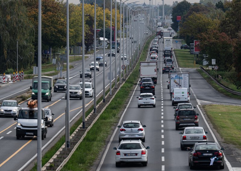 Bura stvara probleme na Jadranu: Ograničenja na magistrali, a u Zagrebu kolone
