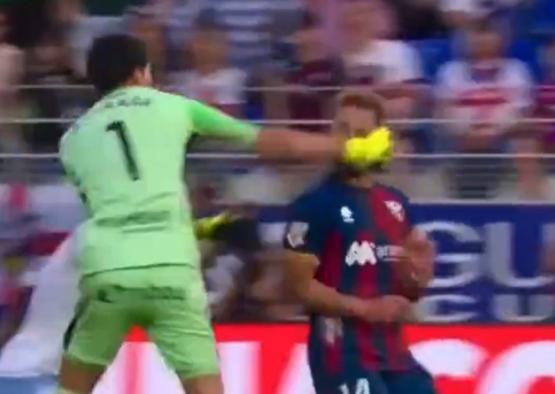 Pogledajte šokantne scene iz Španjolske! Ljutiti golman šakom u glavu 'složio' suparnika