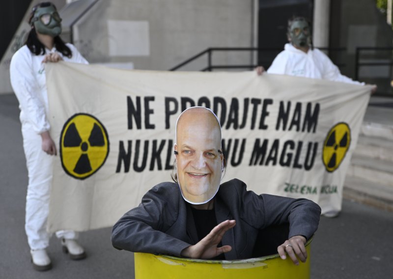 FOTO Zelena akcija protiv nuklearki: Pred ministarstvo donijeli Šušnjara u bačvi