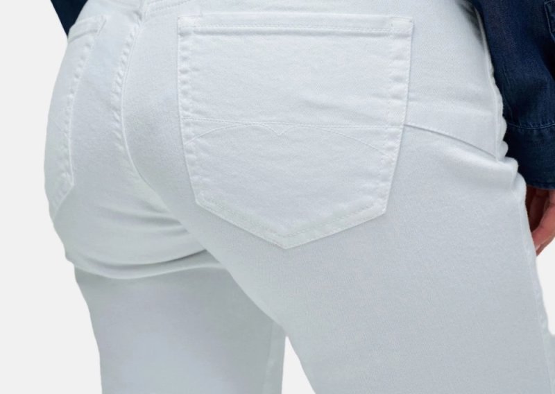 Bijele traperice su opet svugdje – i izgledaju bolje nego ikad