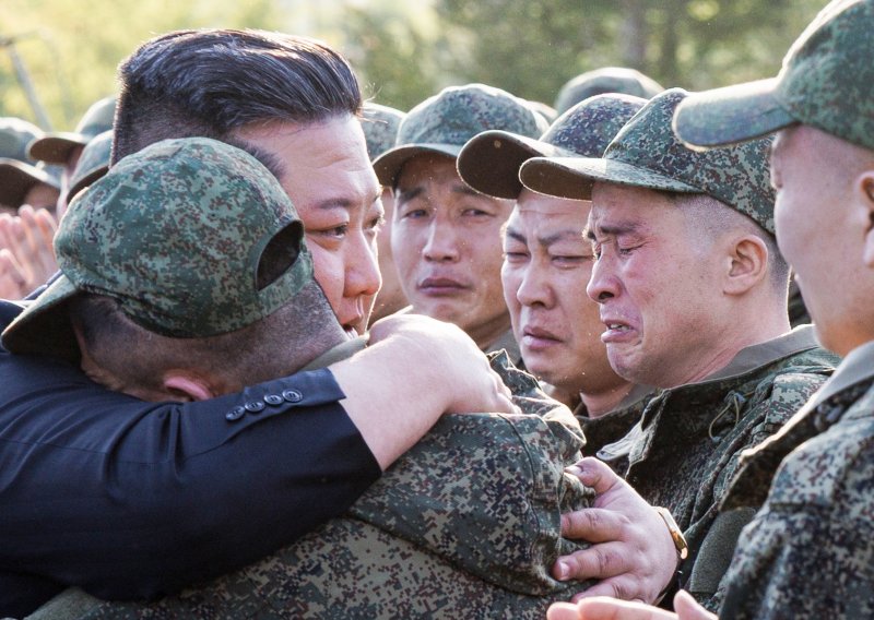 Kim Jong-un plače, vojnicima teku suze: Nesvakidašnje snimke iz Sjeverne Koreje