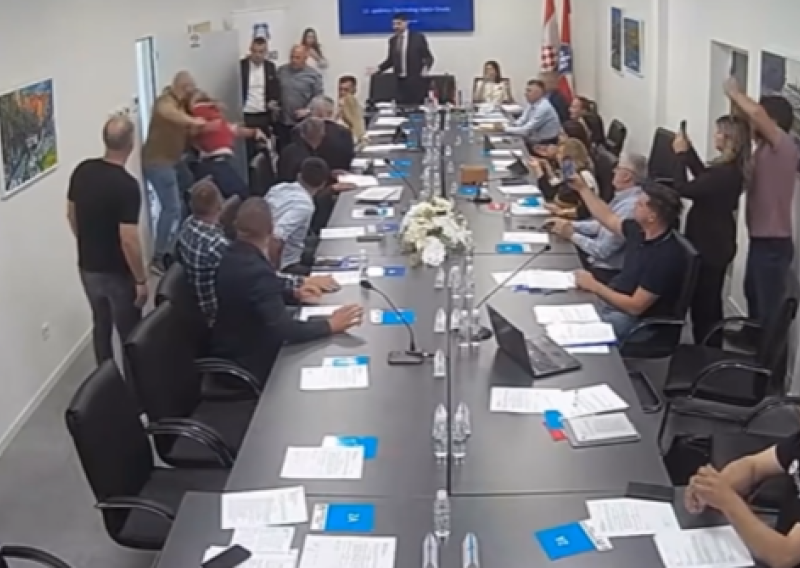 VIDEO Neviđene scene u BiH: Zastupnik se sukobio sa zaštitarima pa ostao bez majice