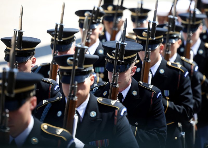 Japanci se odriču miroljubivosti, Kinezi na nogama: 'Budno vas pratimo!'