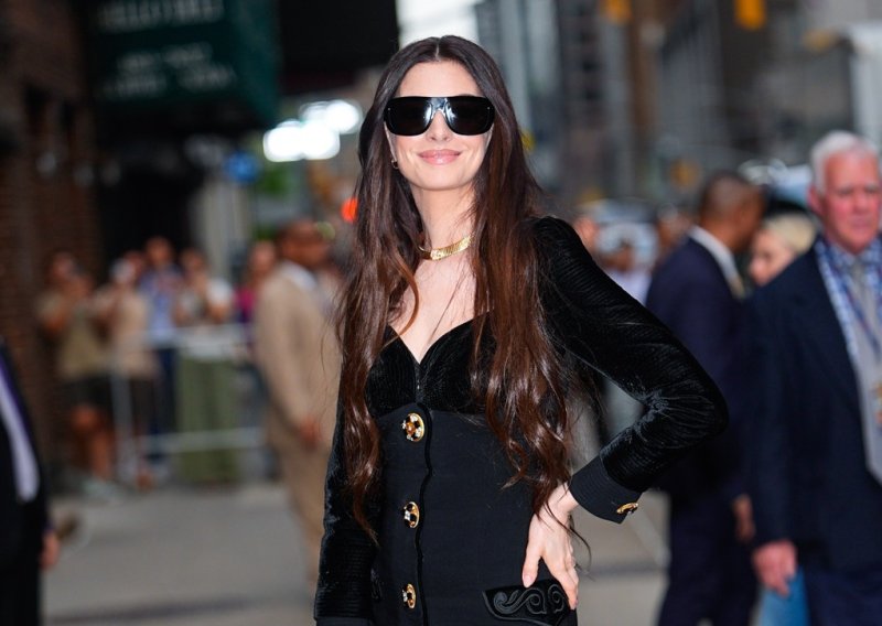 Anne Hathaway u mini haljini i platformama oko kojih se uvijek lome koplja