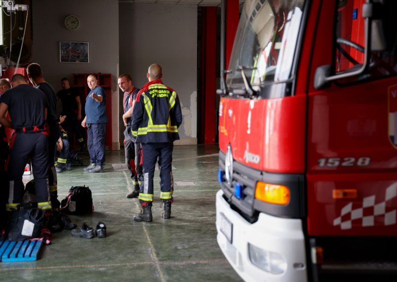 Ogroman požar u Zadru: Izgorjela stara tvornica, vatrogasci i dalje na terenu