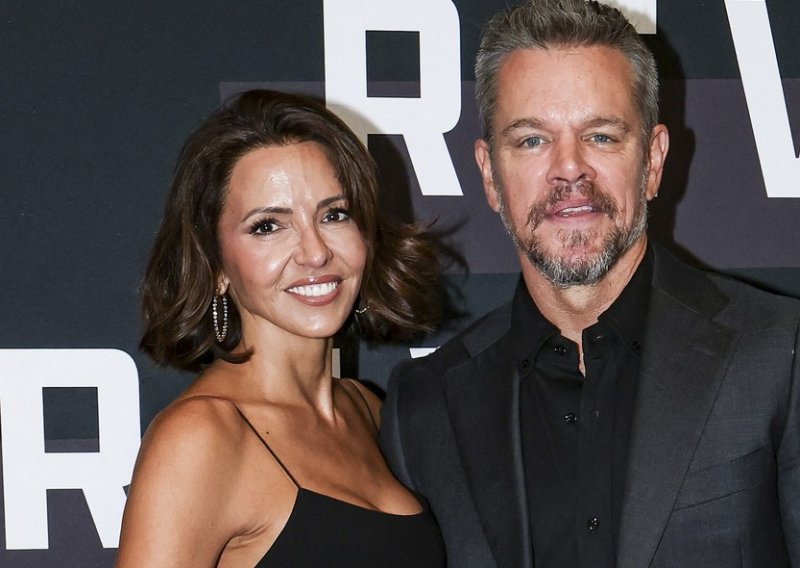 Lijepa supruga Matta Damona i u najjednostavnijoj haljini pravi je magnet za poglede