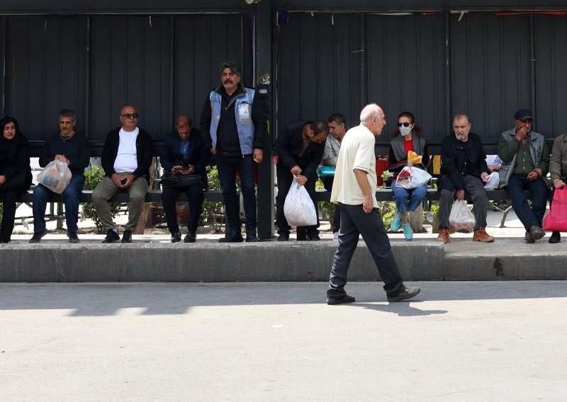 Rat i kriza slamaju Iran: Milijuni bez posla, inflacija izvan kontrole