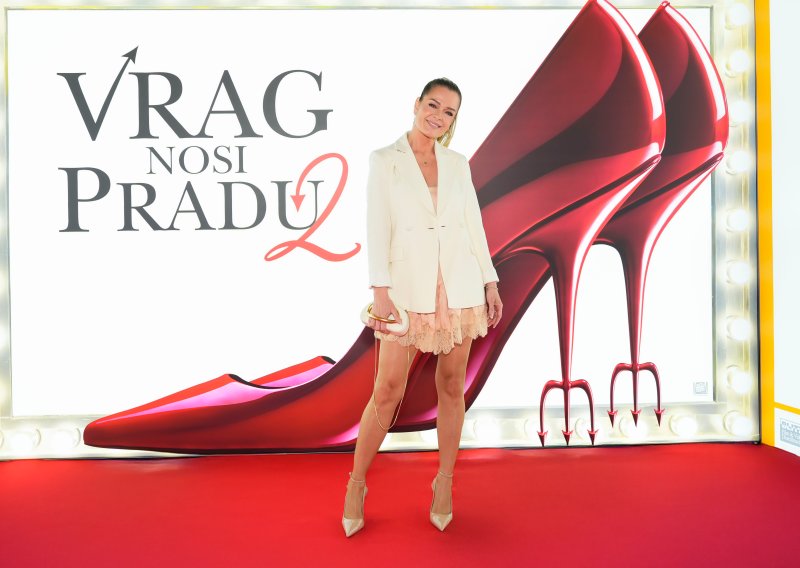 Minea je u mini haljini bila magnet za poglede: Njezine vitke noge bilo je teško ne primijetiti